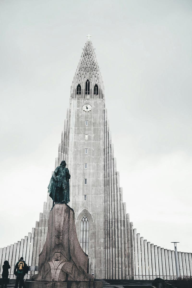 La statua di Leifur Eiríksson di fronte alla chiesa di Hallgrímskirkja a Reykjavík